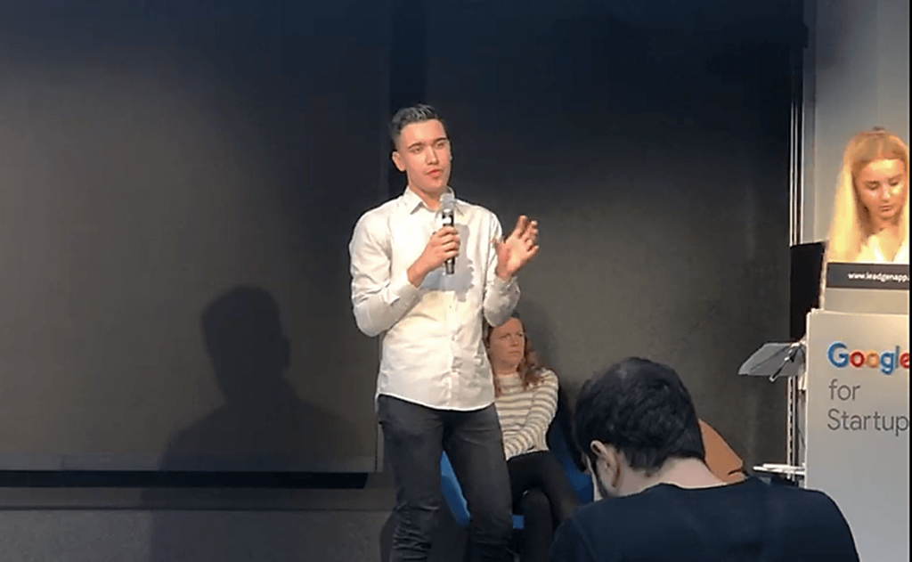 Christopher Lier falando no Google Campus Londres